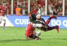 Jogadores do Vila Nova e do Novorizontino disputando a bola em campo.