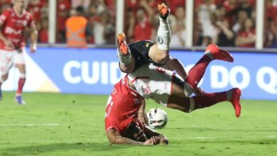 Jogadores do Vila Nova e do Novorizontino disputando a bola em campo.