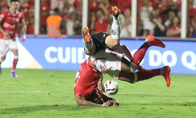 Jogadores do Vila Nova e do Novorizontino disputando a bola em campo.