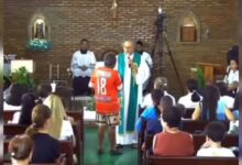 Padre em Trindade durante missa interrompida por homem embriagado.