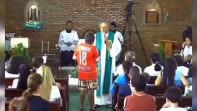 Padre em Trindade durante missa interrompida por homem embriagado.