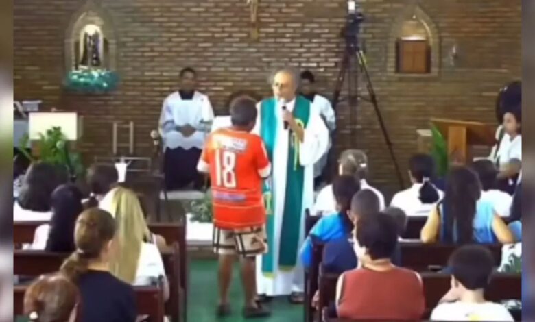 Padre em Trindade durante missa interrompida por homem embriagado.