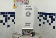 Eleitores verificando informações no aplicativo e-título.