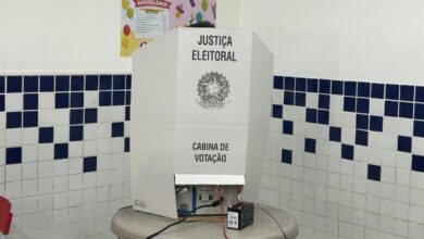 Eleitores verificando informações no aplicativo e-título.