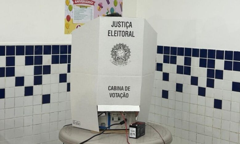 Eleitores verificando informações no aplicativo e-título.