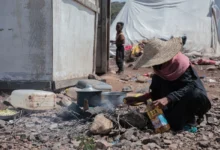 Refugiados iemenitas em um campo de deslocados devido aos conflitos.