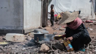 Refugiados iemenitas em um campo de deslocados devido aos conflitos.