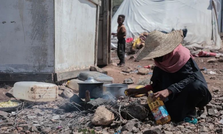 Refugiados iemenitas em um campo de deslocados devido aos conflitos.