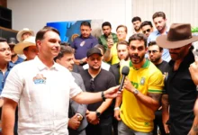 Flávio Bolsonaro ao lado de artistas sertanejos em evento de campanha em Goiânia.