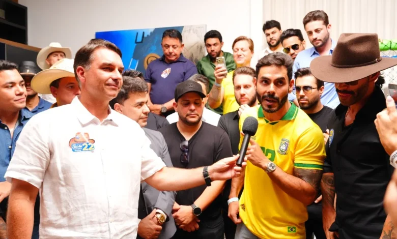 Flávio Bolsonaro ao lado de artistas sertanejos em evento de campanha em Goiânia.