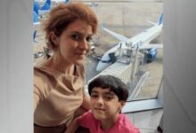 Mila Seidl e seu filho no aeroporto.