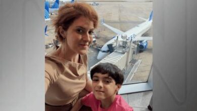 Mila Seidl e seu filho no aeroporto.