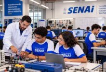 Alunos em aula prática em laboratório técnico do Senai.