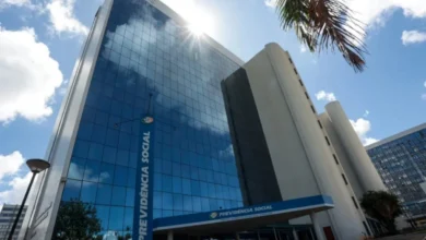 Prédio do Conselho da Justiça Federal com bandeiras do Brasil ao fundo.