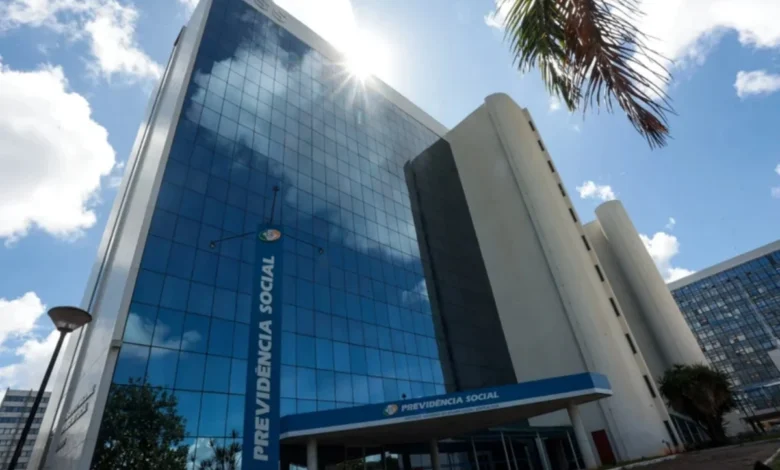 Prédio do Conselho da Justiça Federal com bandeiras do Brasil ao fundo.
