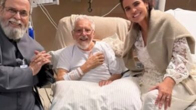 Carlos Alberto de Nóbrega ao lado do Padre Antônio Maria e da esposa, Renata de Nóbrega, no hospital.