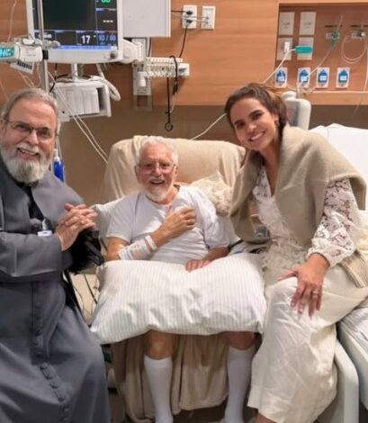 Carlos Alberto de Nóbrega ao lado do Padre Antônio Maria e da esposa, Renata de Nóbrega, no hospital.