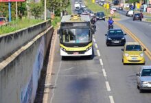 Ônibus em movimento em uma rua de Goiânia.