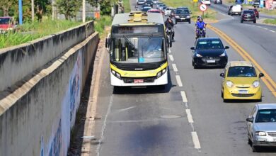 Ônibus em movimento em uma rua de Goiânia.