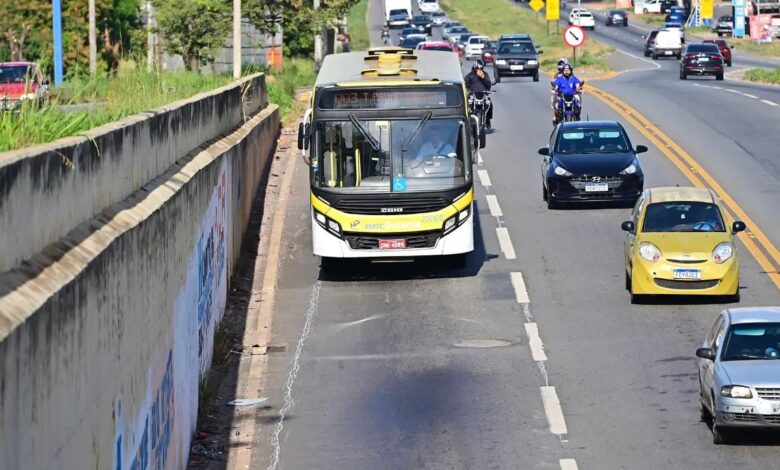 Ônibus em movimento em uma rua de Goiânia.