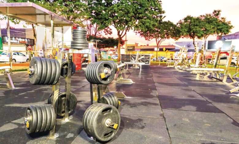 Equipamentos de academia ao ar livre no Parque Vaca Brava em Goiânia.