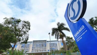 Prédio da Saneago com logotipo na fachada.