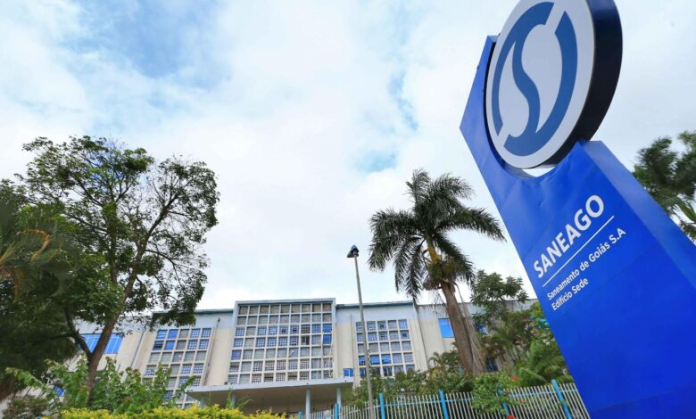 Prédio da Saneago com logotipo na fachada.