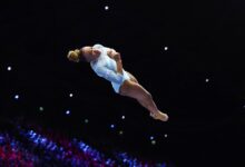 Rebeca Andrade em ação no salto do Mundial de Ginástica Artística.