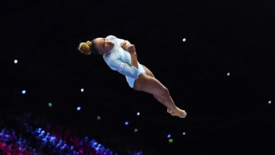 Rebeca Andrade em ação no salto do Mundial de Ginástica Artística.