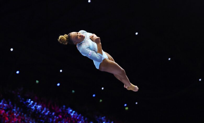 Rebeca Andrade em ação no salto do Mundial de Ginástica Artística.
