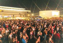 Show em Goiânia com artistas de sertanejo e rock no palco.