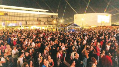 Show em Goiânia com artistas de sertanejo e rock no palco.