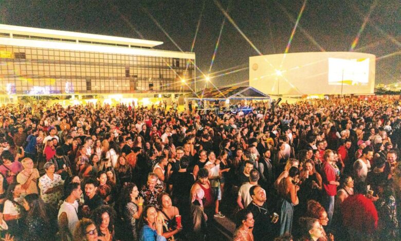 Show em Goiânia com artistas de sertanejo e rock no palco.