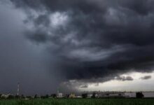 Nuvens escuras cobrindo o céu de Goiás, sinalizando tempestade.