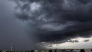Nuvens escuras cobrindo o céu de Goiás, sinalizando tempestade.