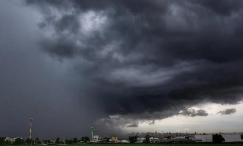 Nuvens escuras cobrindo o céu de Goiás, sinalizando tempestade.