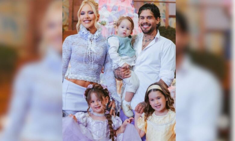 Festa de aniversário de 4 anos de Maria Alice com decoração de princesa e bolo grande.