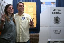 Flávio Bolsonaro votando em seção eleitoral no Rio de Janeiro.