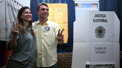 Flávio Bolsonaro votando em seção eleitoral no Rio de Janeiro.