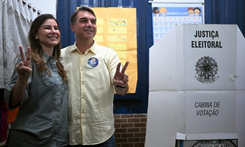 Flávio Bolsonaro votando em seção eleitoral no Rio de Janeiro.
