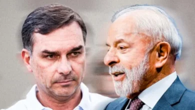 Urna eletrônica utilizada nas eleições brasileiras, com destaque para opções de voto em branco e nulo.