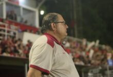 Técnico Cláudio Tencati em coletiva de imprensa.