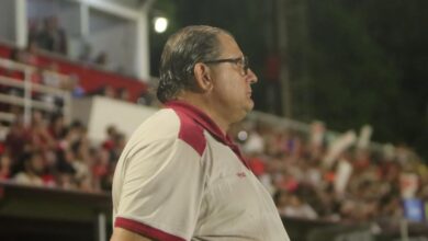 Técnico Cláudio Tencati em coletiva de imprensa.