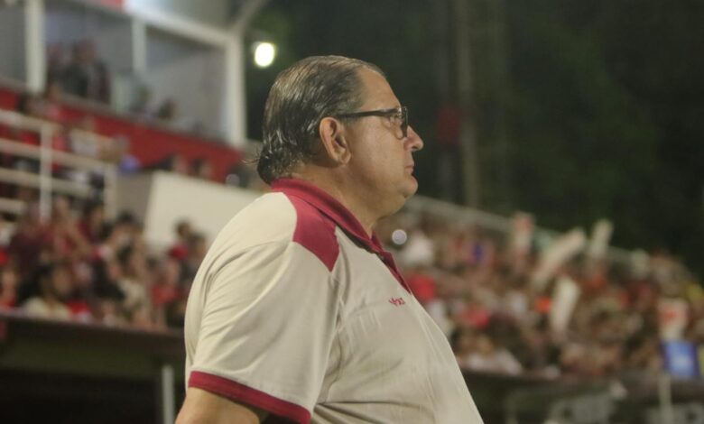 Técnico Cláudio Tencati em coletiva de imprensa.