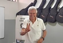 Ronaldo Caiado votando em Nova Crixás, acompanhado de lideranças políticas.