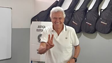Ronaldo Caiado votando em Nova Crixás, acompanhado de lideranças políticas.