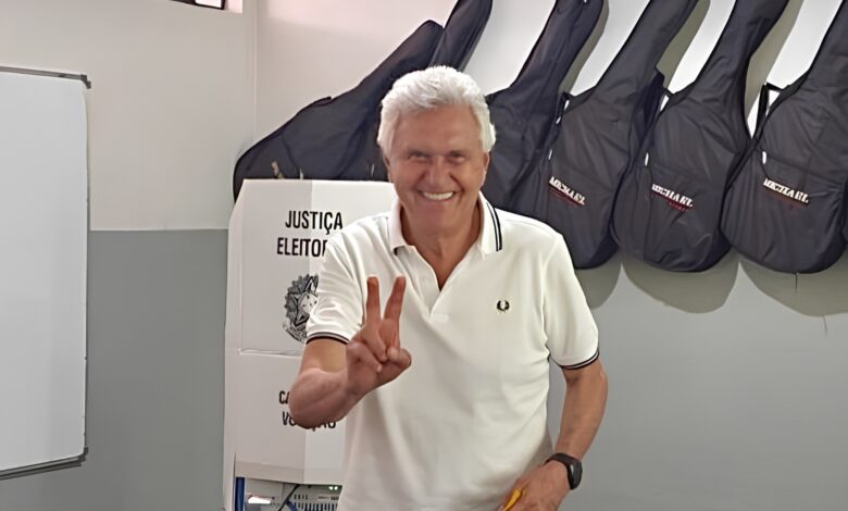 Ronaldo Caiado votando em Nova Crixás, acompanhado de lideranças políticas.