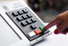 Fila de eleitores em seção eleitoral no Brasil.