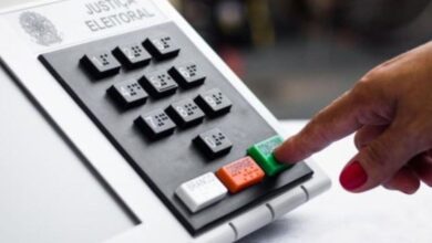 Fila de eleitores em seção eleitoral no Brasil.