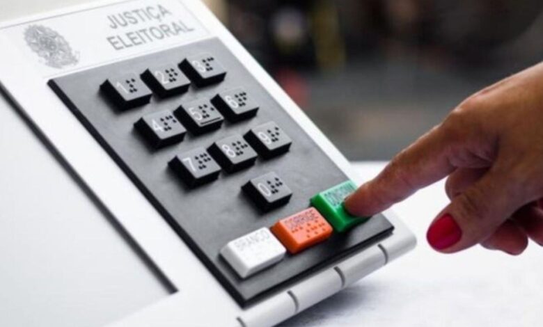 Fila de eleitores em seção eleitoral no Brasil.